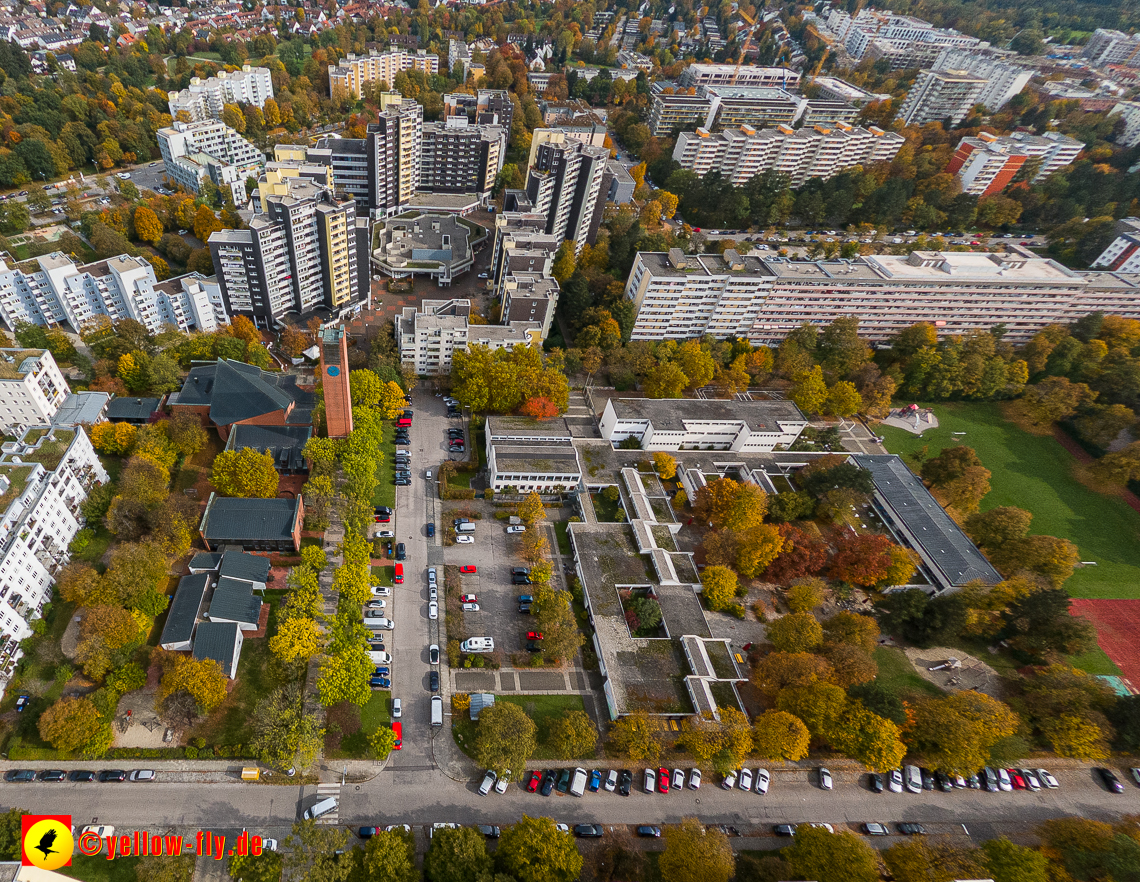 13.10.2022 - Marx-Zenrtum am Karl-Marx-Ring in Neuperlach